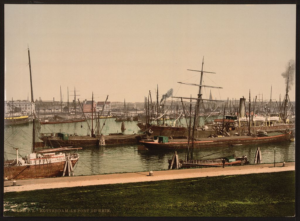 Historische kade met karakteristieke bebouwing langs de Maas, centrum van handel en scheepvaart.